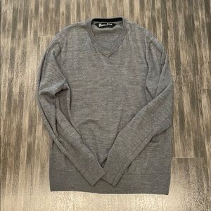 5 ⭐️ Under Armour Grey V-Neck Sweater